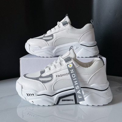 Sieviešu kedas ar augstām zolēm un uzrakstu baltā krāsā