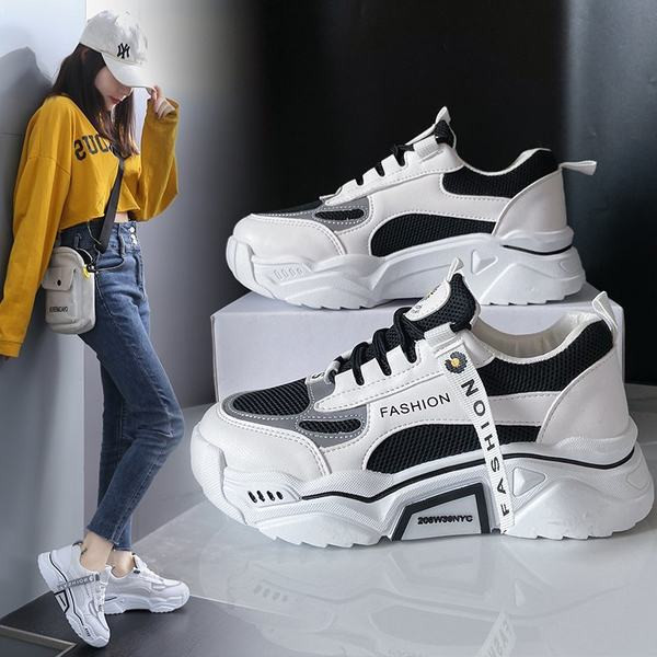 Sieviešu kedas ar augstām zolēm un uzrakstu baltā krāsā