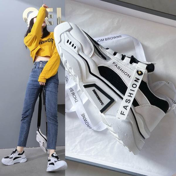 Sieviešu kedas ar augstām zolēm un uzrakstu baltā krāsā