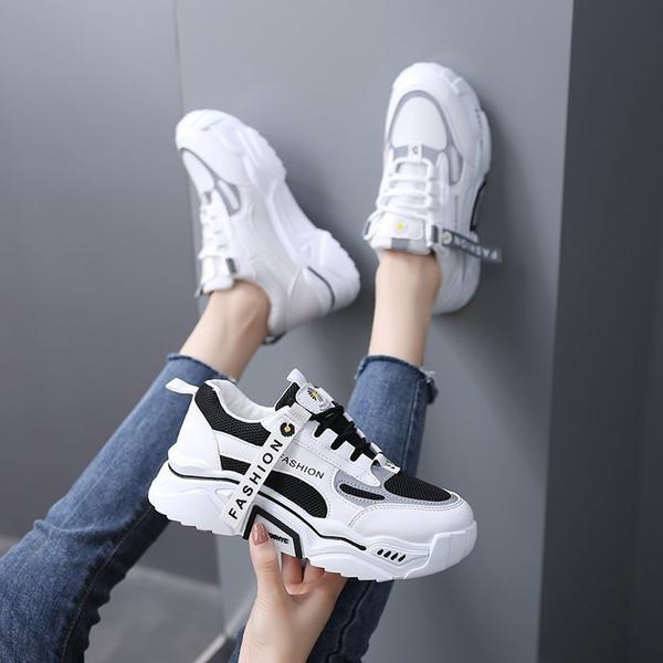 Sieviešu kedas ar augstām zolēm un uzrakstu baltā krāsā