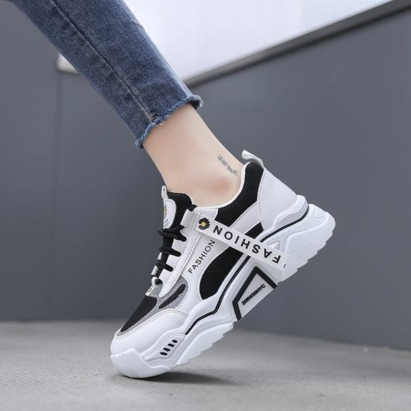 Sieviešu kedas ar augstām zolēm un uzrakstu baltā krāsā