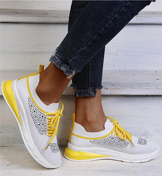 Ikdienas tekstila kedas, dekorētas ar akmeņiem