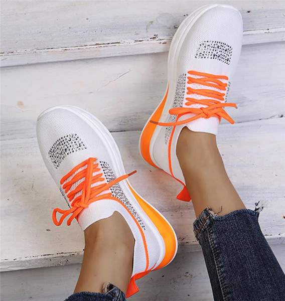 Ikdienas tekstila kedas, dekorētas ar akmeņiem