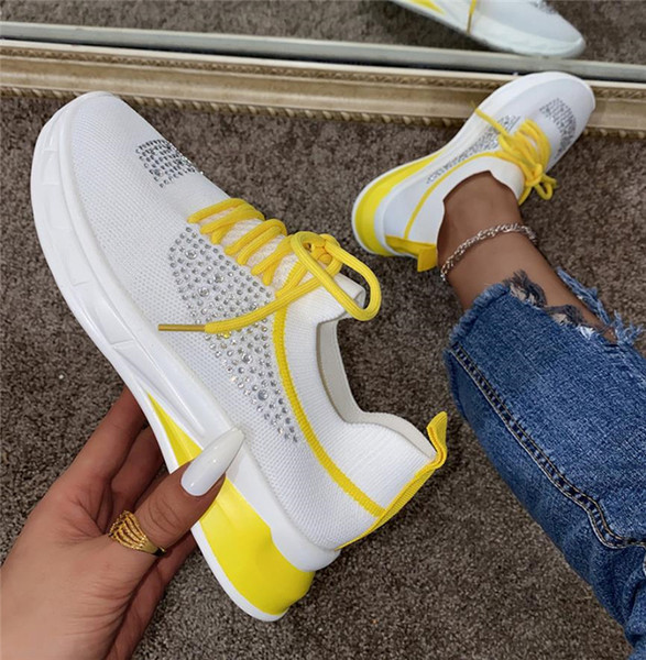 Ikdienas tekstila kedas, dekorētas ar akmeņiem