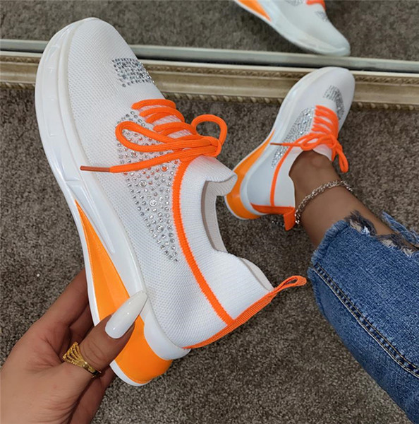 Ikdienas tekstila kedas, dekorētas ar akmeņiem