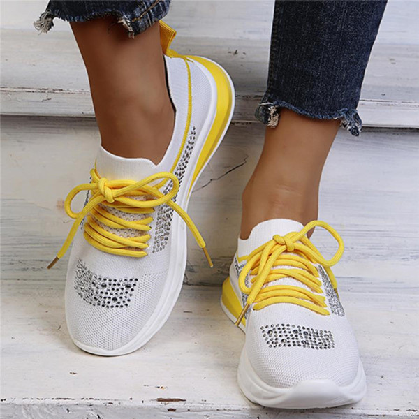 Ikdienas tekstila kedas, dekorētas ar akmeņiem