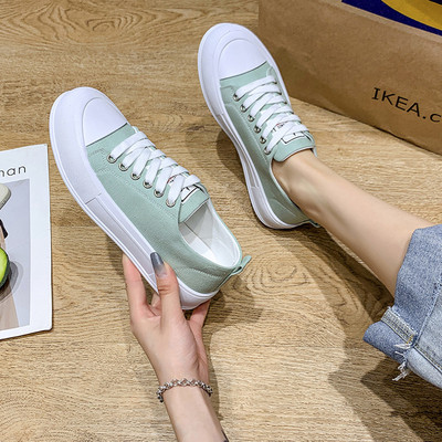 Sieviešu audekla kedas ar mežģīnēm un plakanu zoli - vairākās krāsās