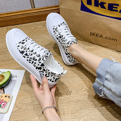 Sieviešu audekla kedas ar mežģīnēm un plakanu zoli - vairākās krāsās