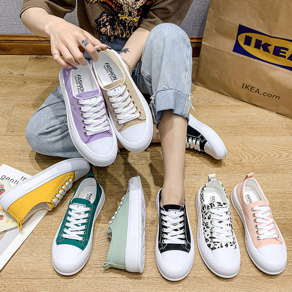 Sieviešu audekla kedas ar mežģīnēm un plakanu zoli - vairākās krāsās