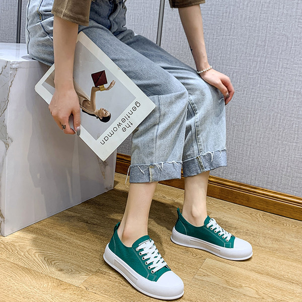 Sieviešu audekla kedas ar mežģīnēm un plakanu zoli - vairākās krāsās