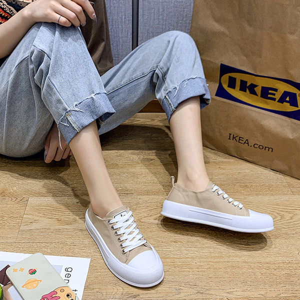 Sieviešu audekla kedas ar mežģīnēm un plakanu zoli - vairākās krāsās