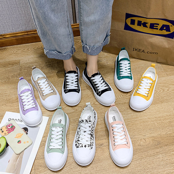 Sieviešu audekla kedas ar mežģīnēm un plakanu zoli - vairākās krāsās