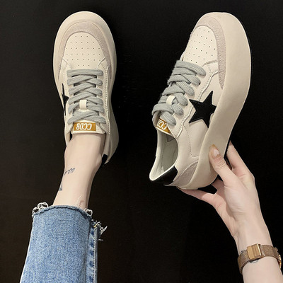 Sieviešu kedas ar aplikāciju un plakanu zoli divās krāsās