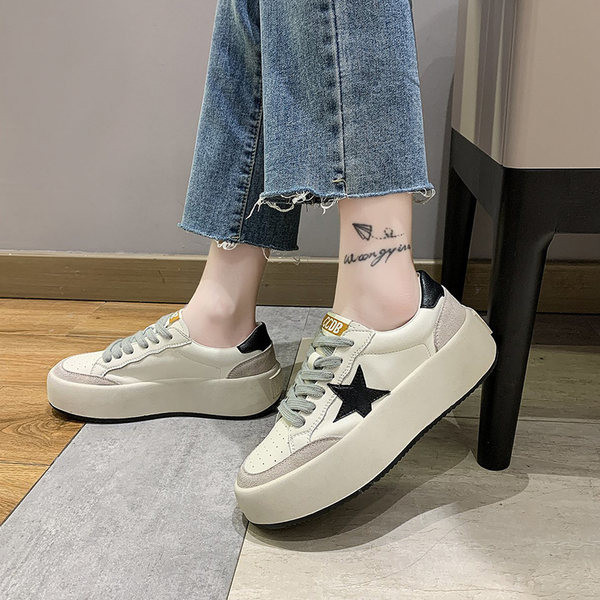 Sieviešu kedas ar aplikāciju un plakanu zoli divās krāsās