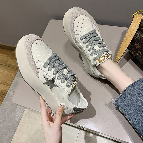 Sieviešu kedas ar aplikāciju un plakanu zoli divās krāsās