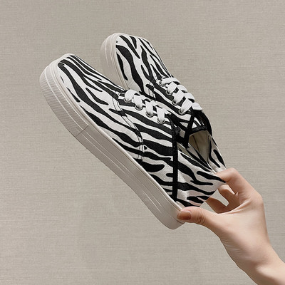 Sieviešu kedas ar dzīvnieku rakstu un saitēm divās krāsās