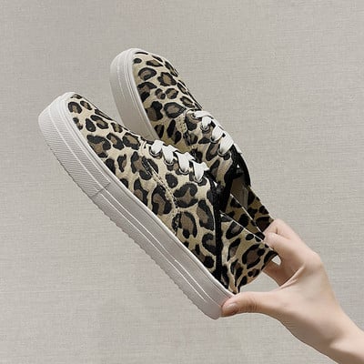 Sieviešu kedas ar dzīvnieku rakstu un saitēm divās krāsās