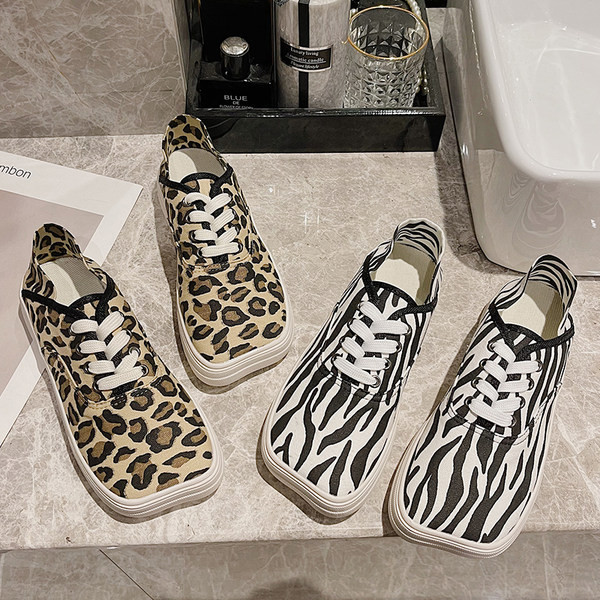 Sieviešu kedas ar dzīvnieku rakstu un saitēm divās krāsās