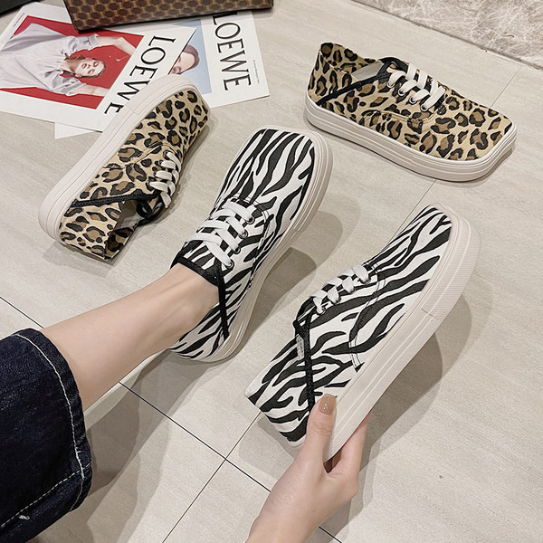 Sieviešu kedas ar dzīvnieku rakstu un saitēm divās krāsās