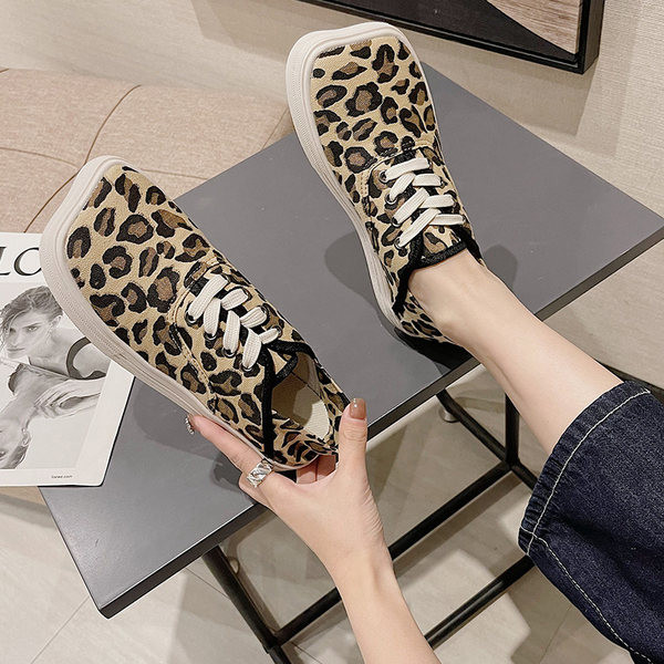 Sieviešu kedas ar dzīvnieku rakstu un saitēm divās krāsās