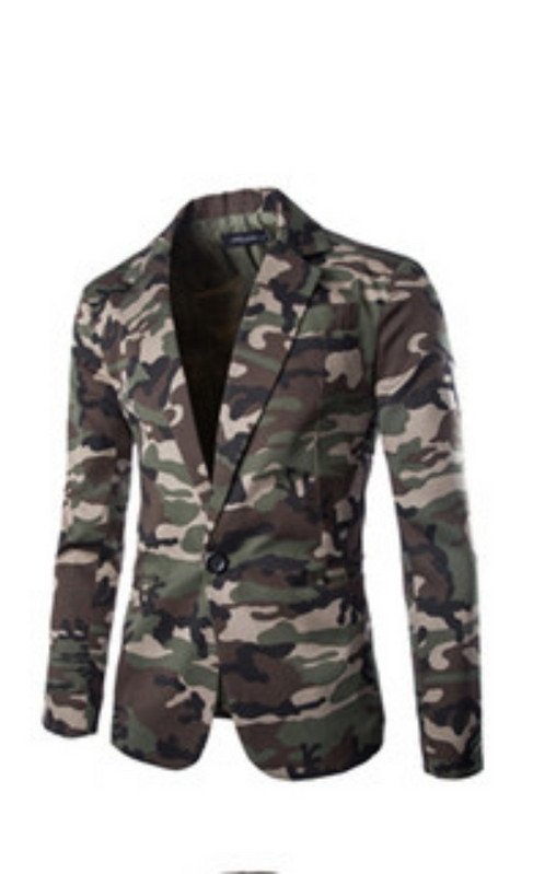 Moderns vīriešu jakas modelis ar kamuflāžas rakstu