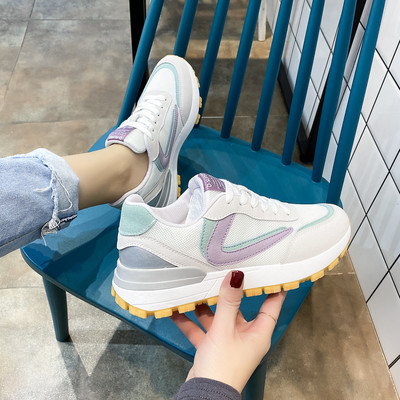 Sieviešu kedas ar plakanu zoli vai raupju zoli - divi modeļi