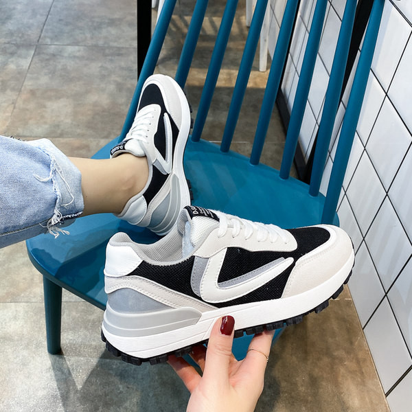 Sieviešu kedas ar plakanu zoli vai raupju zoli - divi modeļi