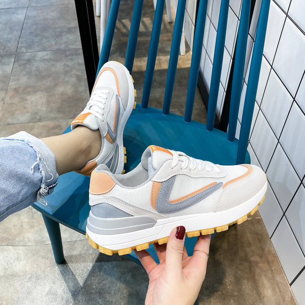 Sieviešu kedas ar plakanu zoli vai raupju zoli - divi modeļi