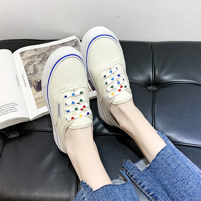 Audekla sieviešu kedas ar krāsainām saitēm