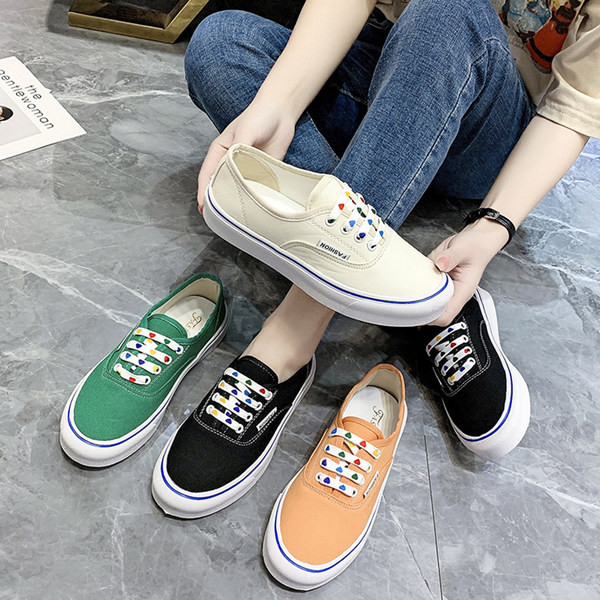 Audekla sieviešu kedas ar krāsainām saitēm