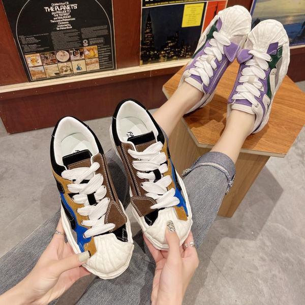 Model nou de adidași de damă cu talpă plată - în trei culori