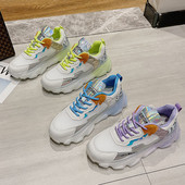 Sieviešu kedas ar mežģīnēm un krāsu rakstu divās krāsās