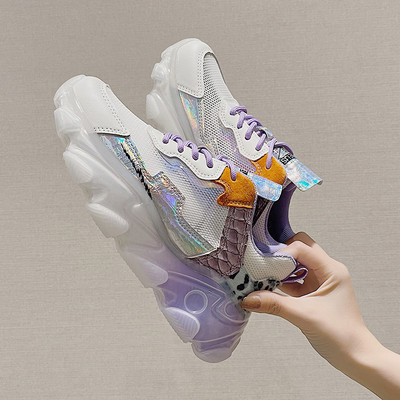 Sieviešu kedas ar mežģīnēm un krāsu rakstu divās krāsās