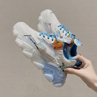 Sieviešu kedas ar mežģīnēm un krāsu rakstu divās krāsās