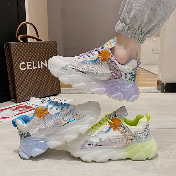 Sieviešu kedas ar mežģīnēm un krāsu rakstu divās krāsās