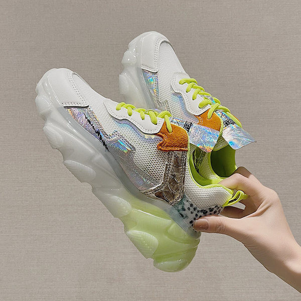 Sieviešu kedas ar mežģīnēm un krāsu rakstu divās krāsās