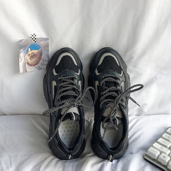 Modernas kedas ar atstarojošiem elementiem