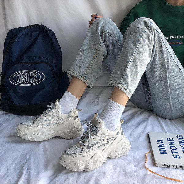 Modernas kedas ar atstarojošiem elementiem