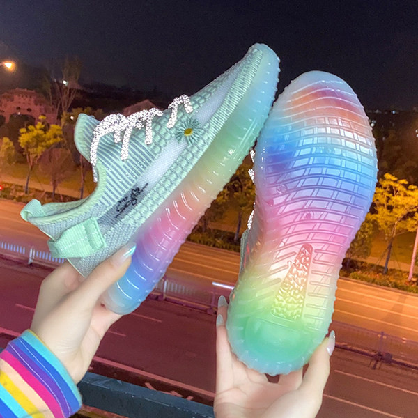 Pavasara-vasaras tekstila kedas zaigojošās krāsās