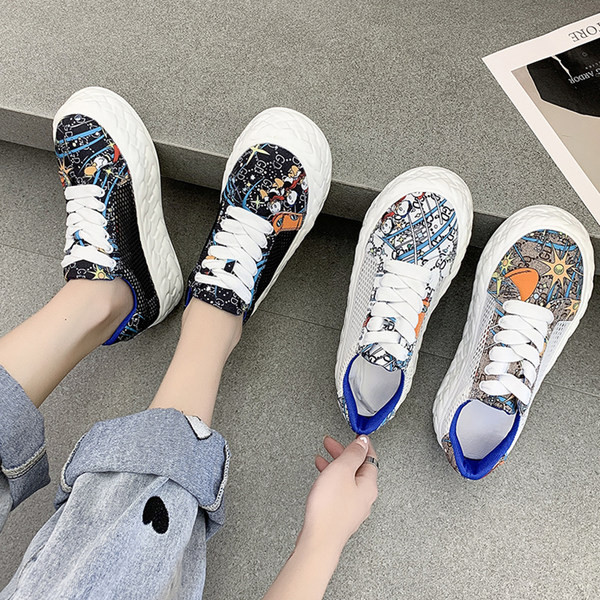 Μοντέρνα γυναικεία αθλητικά παπούτσια με κορδόνια και επίπεδη σόλα