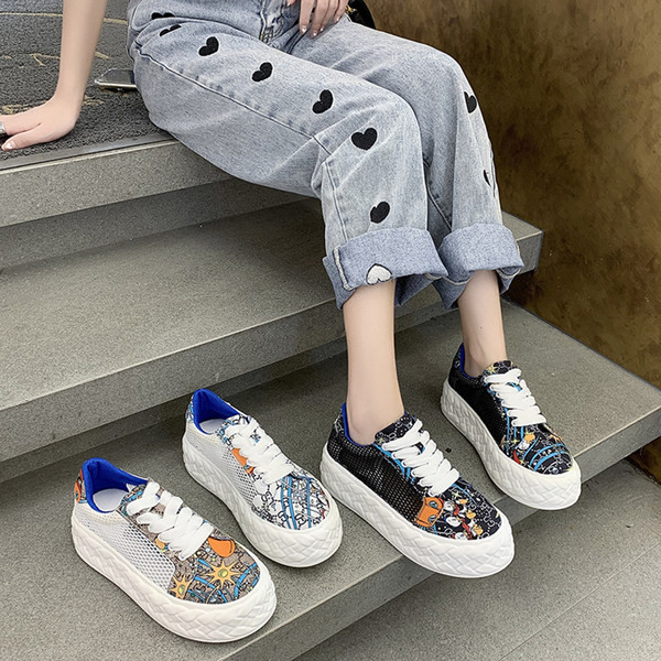 Μοντέρνα γυναικεία αθλητικά παπούτσια με κορδόνια και επίπεδη σόλα