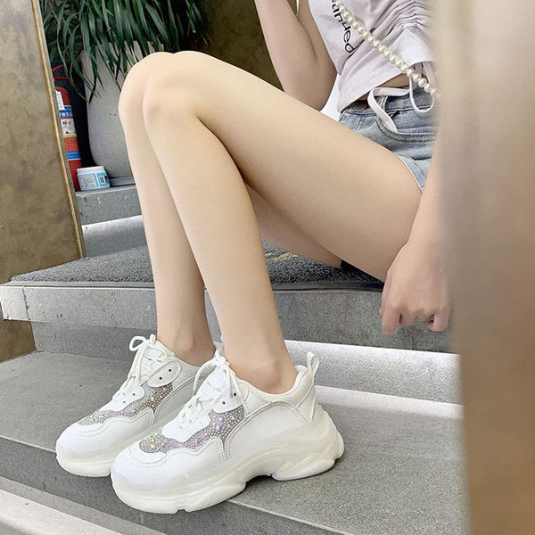 Σύγχρονα γυναικεία αθλητικά παπούτσια με τραχιά σόλα και διακοσμητικές πέτρες