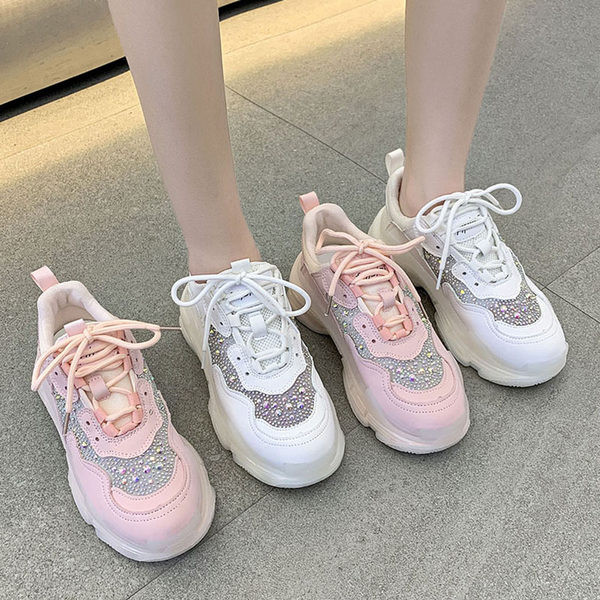 Σύγχρονα γυναικεία αθλητικά παπούτσια με τραχιά σόλα και διακοσμητικές πέτρες