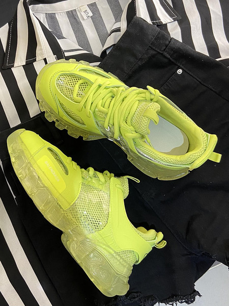 Krāsainas sieviešu kedas ar mežģīnēm un sietu