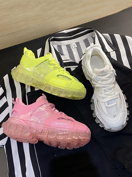 Krāsainas sieviešu kedas ar mežģīnēm un sietu