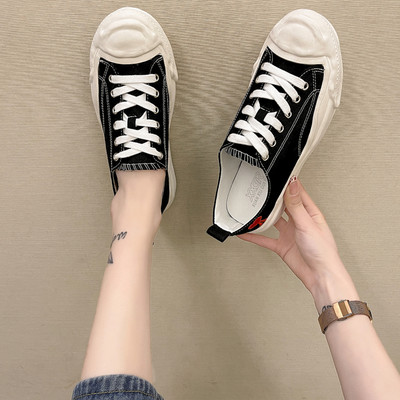 Audekla sieviešu kedas ar aplikāciju