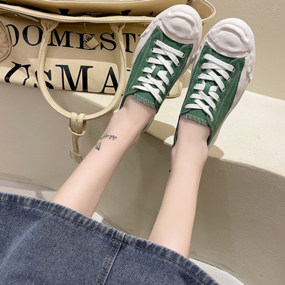 Audekla sieviešu kedas ar aplikāciju