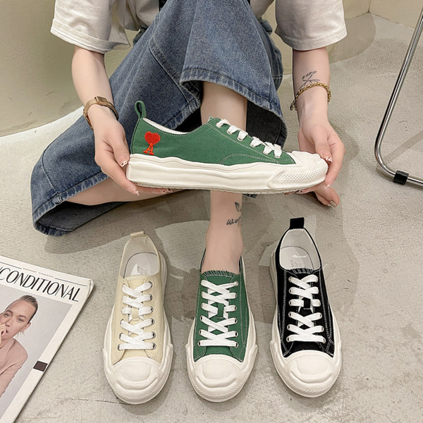 Audekla sieviešu kedas ar aplikāciju