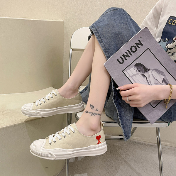 Audekla sieviešu kedas ar aplikāciju