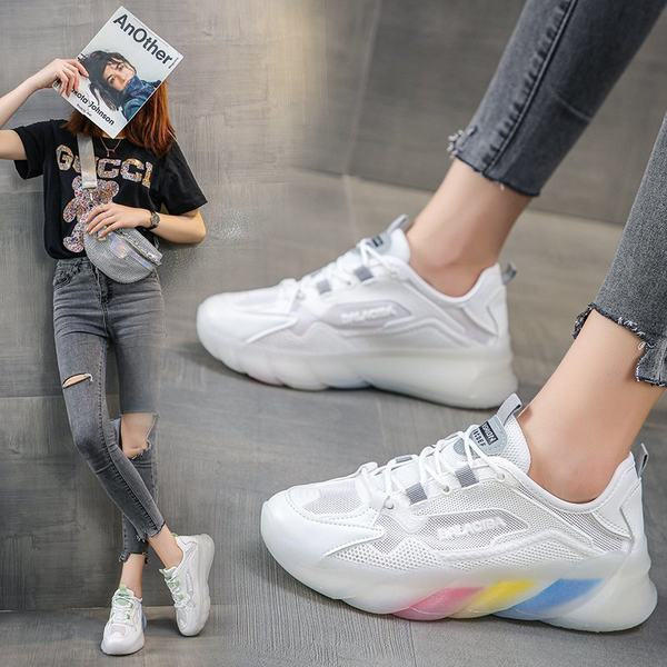Γυναικεία αθλητικά παπούτσια με χρωματιστή σόλα και κορδόνια σε λευκό χρώμα